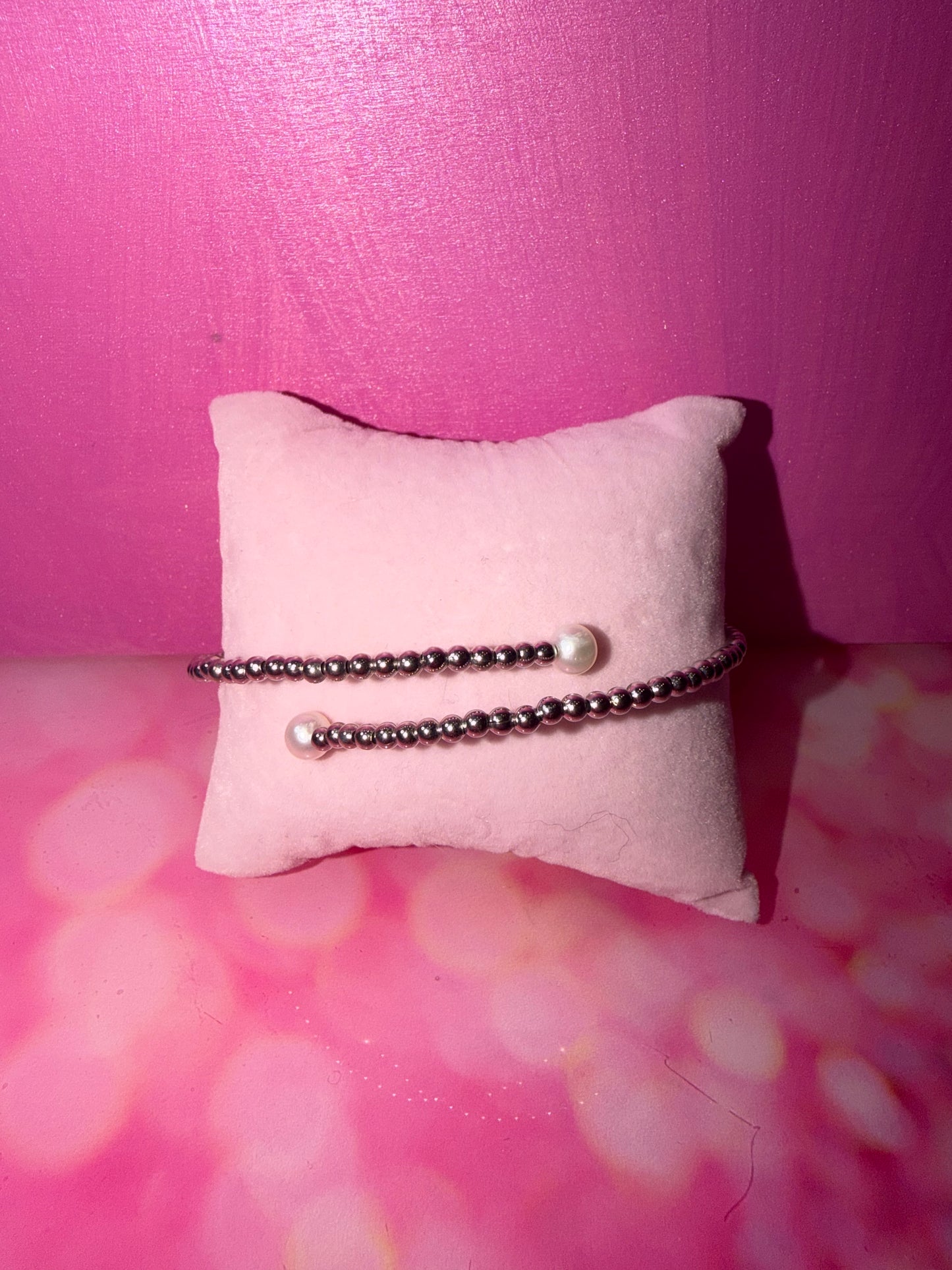 Wire metallic bead with two pearls bracelet