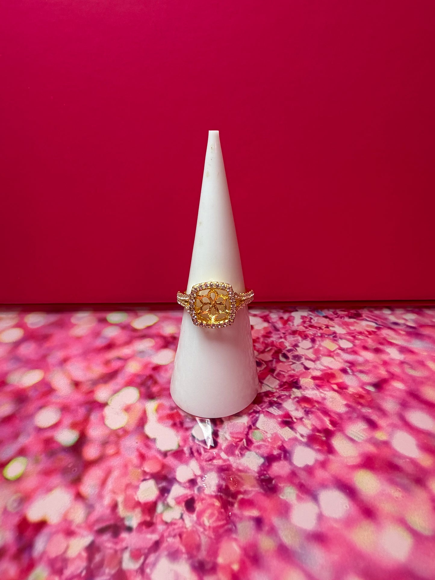 The Anne ring in gold