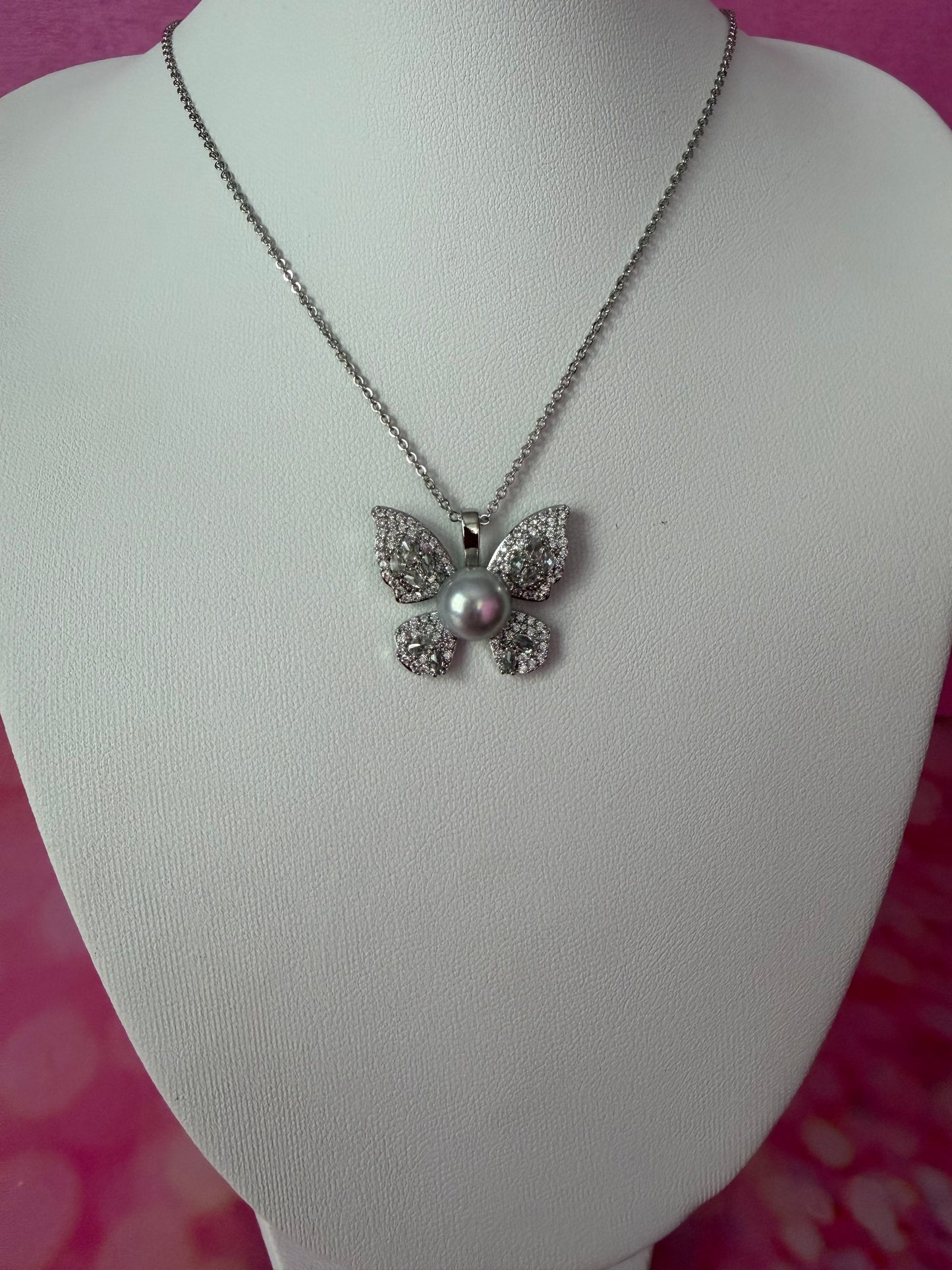 Pre mounted 18k gold plated butterfly necklace with silver/lilac button pearl