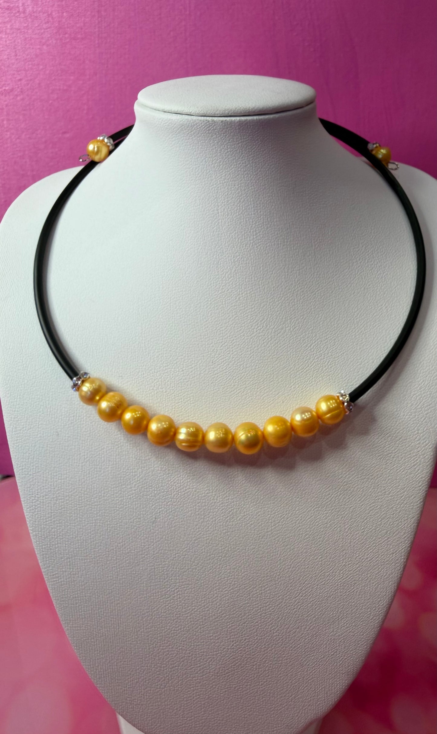 Yellow rice pearl leather choker
