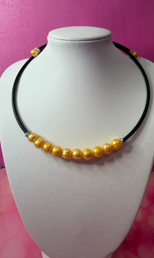 Yellow rice pearl leather choker