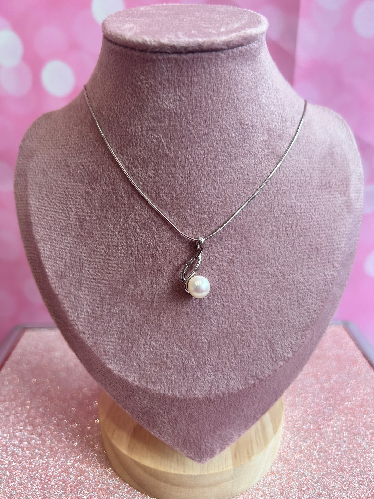 Pre mounted wave drop with white pearl