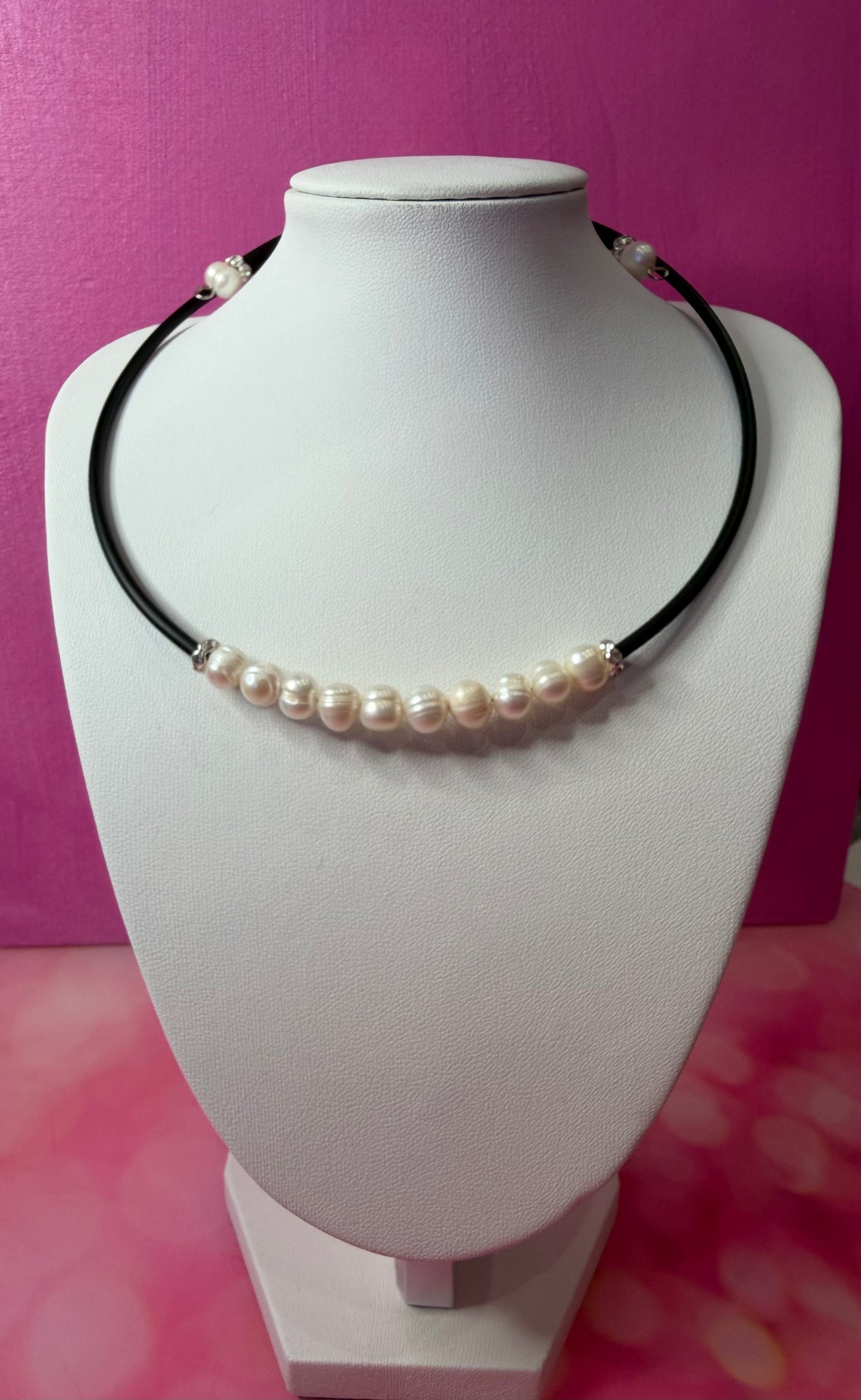 White rice pearl with leather choker