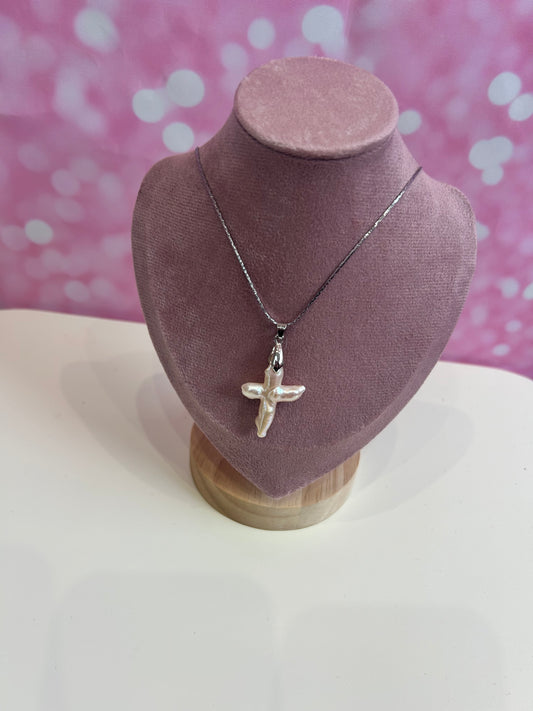 Cross mounted pearl necklace