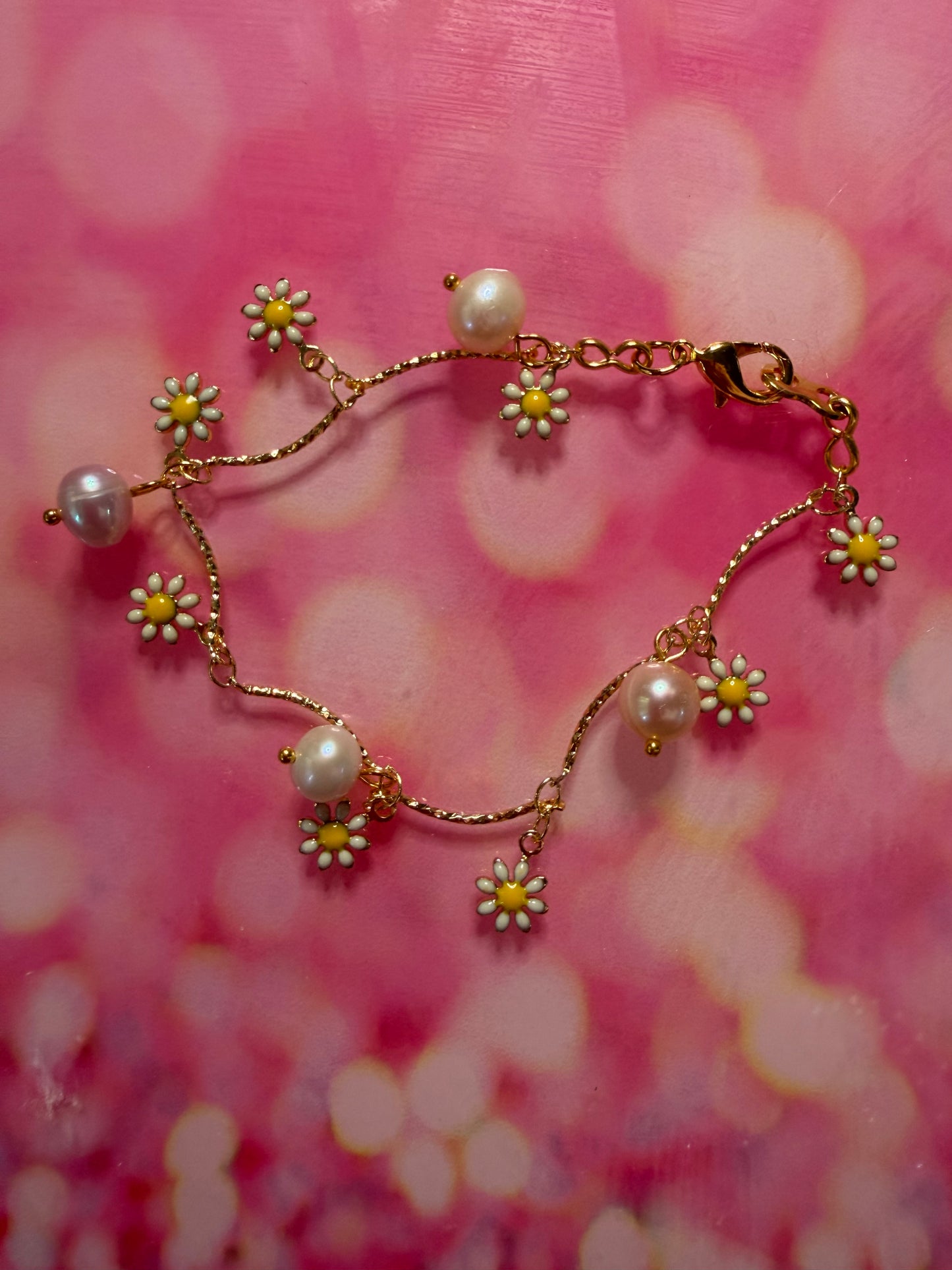 Cute gold plated daisy bracelet